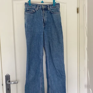 Rowe Jeans  - Snygga ljusa jeans i modellen ”Rowe” i strl 26/30 från weekday. 👖 pris = 250kr (frakt ingår) 💙