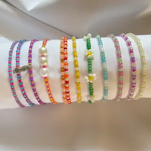 Säljer handgjorda smycken❤️ dem har ett spänne och är i elastisk tråd❤️ välj färger osv helt själv om du vill, armband:35kr halsband 55kr💓 