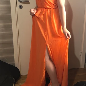 Corall balklänning - Kameran tar inte upp färgen så bra men den är corallfärgad. Bara använd 1 gång.