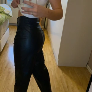 Snygga skinnbyxor  - Sjukt balla skinnbyxor från Vero Moda. Aldrig använda. Sitter som en smäck och är mycket bekväma. Vid stort intresse gäller budgivning💖