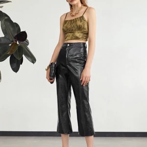 Byxor i läderimitation ♥️ - Croppade flare byxor i svart läderimitation med krokolidmönster. Säljer pga aldrig fått användning av 🥰💕 bilderna är lånade, men kan skicka fler bilder om man skulle vilja det! 