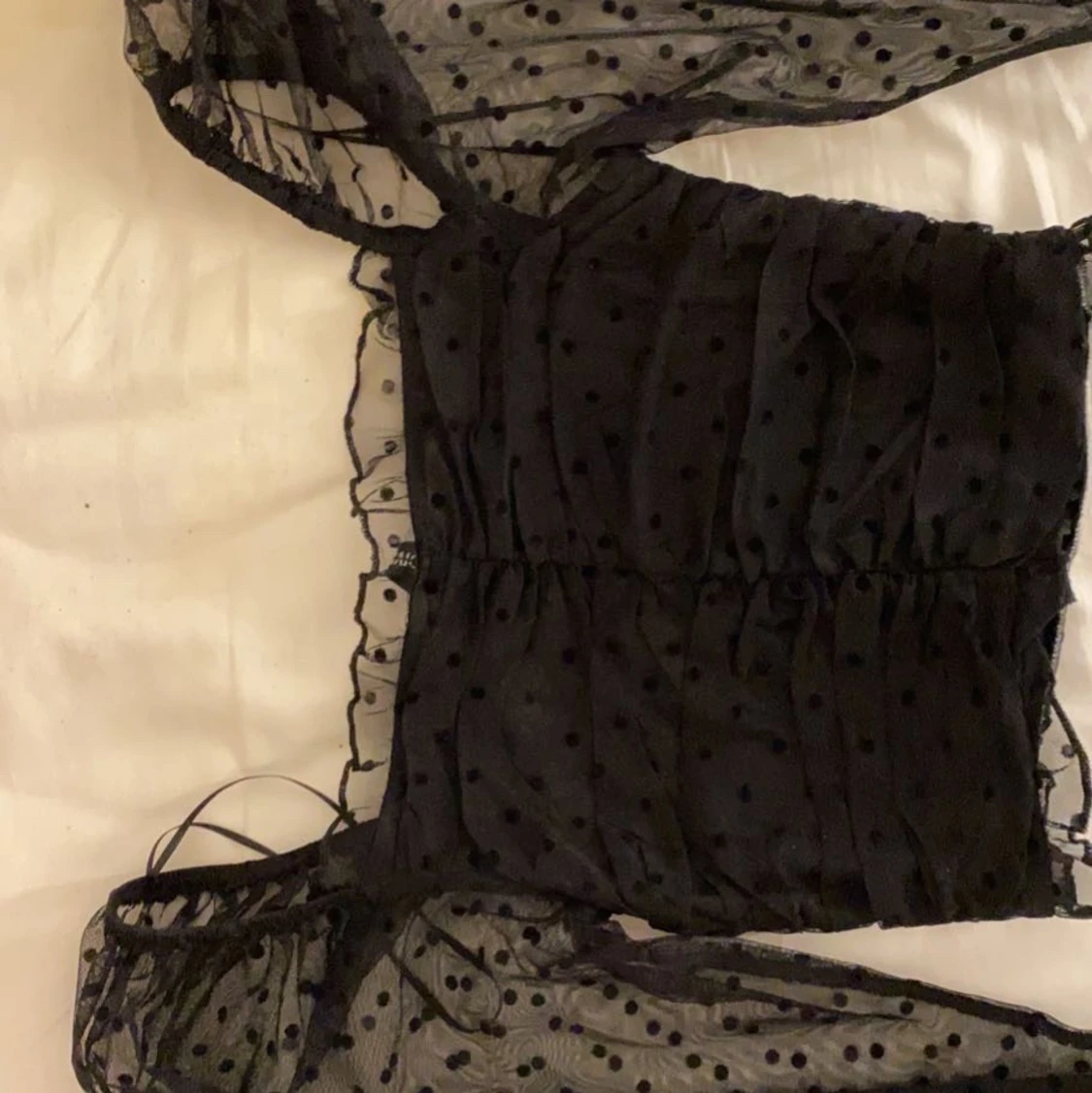 Svart tröja med puffiga ärmar - 90