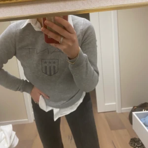 Gant kofta  - Säljer en grå sweatshirt från Gant i storlek XS! 