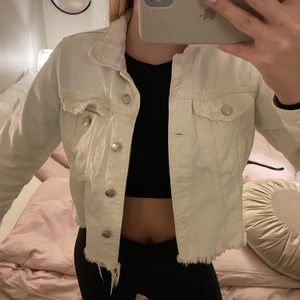 Jeansjacka  - Säljer en vit cropped jeansjacka från Gina tricot. Fint skick knappt använd. 