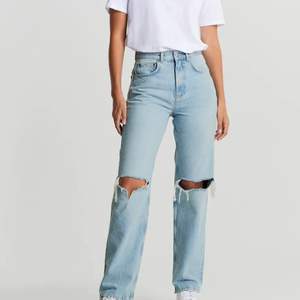 Säljer mina trendiga jeans från Gina som är slutsålda. Dem passar mig som är 166 och har storlek S/36. Dem är i bra skick. Endast använda fåtal gånger.