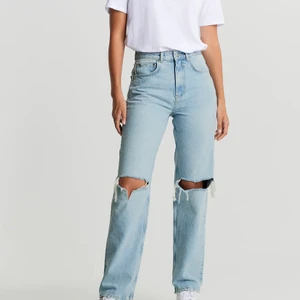 Populära Gina jeans - Säljer mina trendiga jeans från Gina som är slutsålda. Dem passar mig som är 166 och har storlek S/36. Dem är i bra skick. Endast använda fåtal gånger.