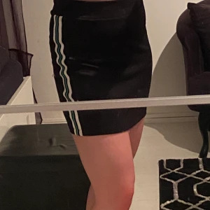 Kjol (Ullared) - Kjol från Ullared!                                               Fint skick (mycket stretch)                                 Storlek 170                                                      Köparen står för frakten! (Kan ej mötas upp pga Corona)                                                     Hör av dig om du undrar över något💕