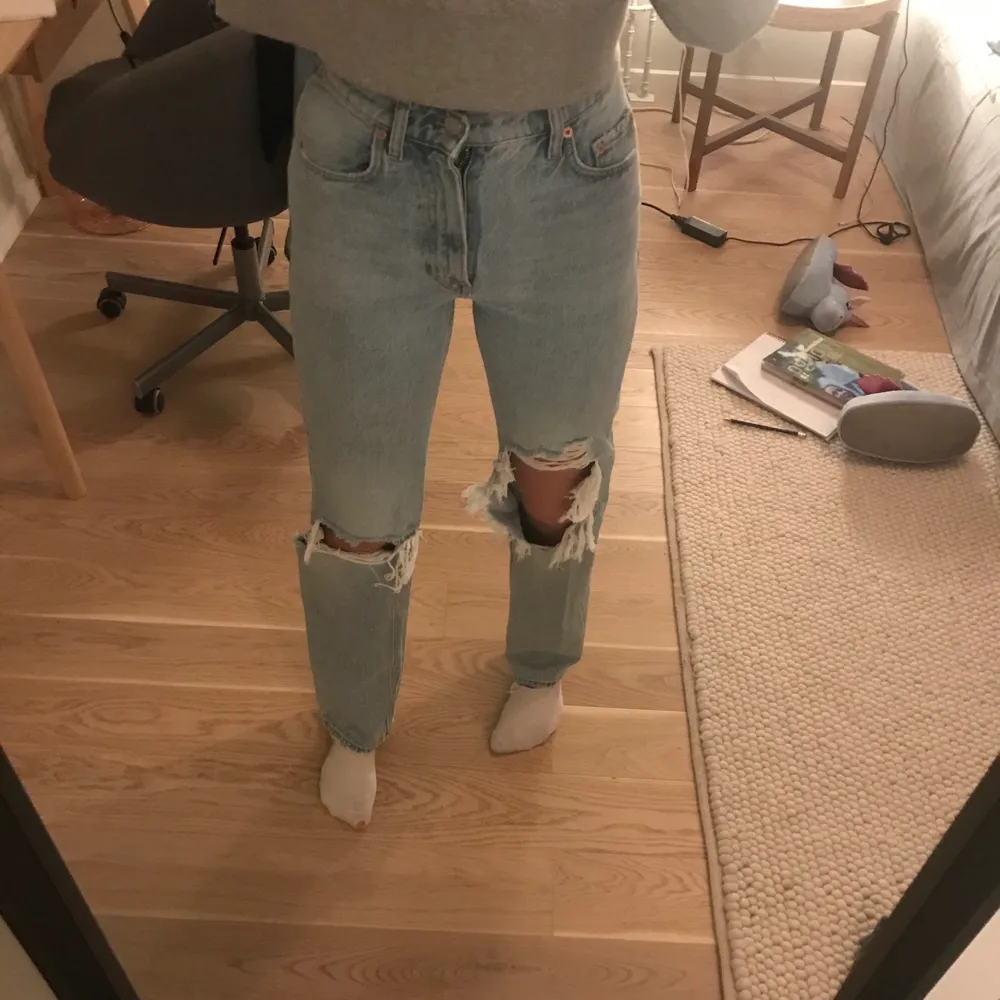 Säljer ett par skit snygga långa jeans. Jag är 1,70 och passar i längden för mig. Buda från 150kr . Jeans & Byxor.