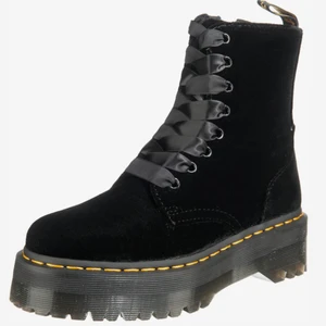 Dr martens - Sjukt snygga Dr martens i sammet. Slutsålda typ överallt. Använda men bra skick. Köptes förra året för ca 2200 kr.
