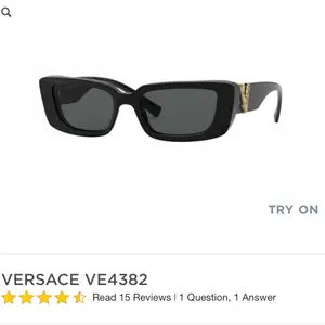Säljer dessa solglasögon från versace. Perfekt skick, endast använda två gånger fodral och duk finns kvar. Perfekta till våren och sommaren! Egna bilder finns :)