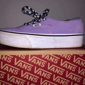 Vans platform sneakers - Säljer mina vans då jag knappt använder dom. Använda max 5 gånger. Storlek 38 men är lite stora i storleken och är tyvärr för stora för mig, hoppas därför nån annan har användning av dom! Kan mötas upp i Uppsala eller skickas men då står köparen för frakten.