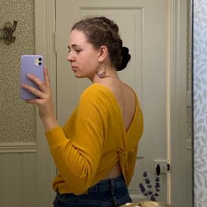 Gul tröja med öppen rygg - Säljer min fina tröja från Mango, som har en härlig vårig färg med fin detalj i ryggen🥰 Kom tyvärr inte till användning då den inte riktigt är min stil - så den är använd max 3 ggr, men hoppas verkligen någon ger den lite liv💕 Priset är exklusive frakt. Tveka inte att kontakta för frågor. Om fler är intresserade, sker budgivning i kommentarerna.