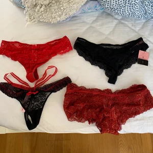Hunkemöller trosor storlek S - Säljer fyra trosor från Hunkemöller! De är såklart oanvända, endast testade med trosor under. Lapparna är kvar på alla förutom de röda högst upp till vänster. För stora på mig som har XS. Nypris 89-99 kr. 50 kr styck eller paketpris 150 kr för alla🌟