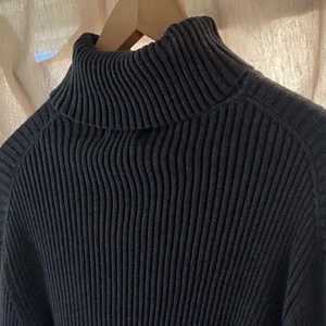 turtle neck mörk grå - super fin men använder inte pg.a inte min stil längre, från east west br. köpt för 700kr+ säljer för 50kr + frakt (du får välja spårbar eller inte) storlek M men skulle nog säga att den passar S-L