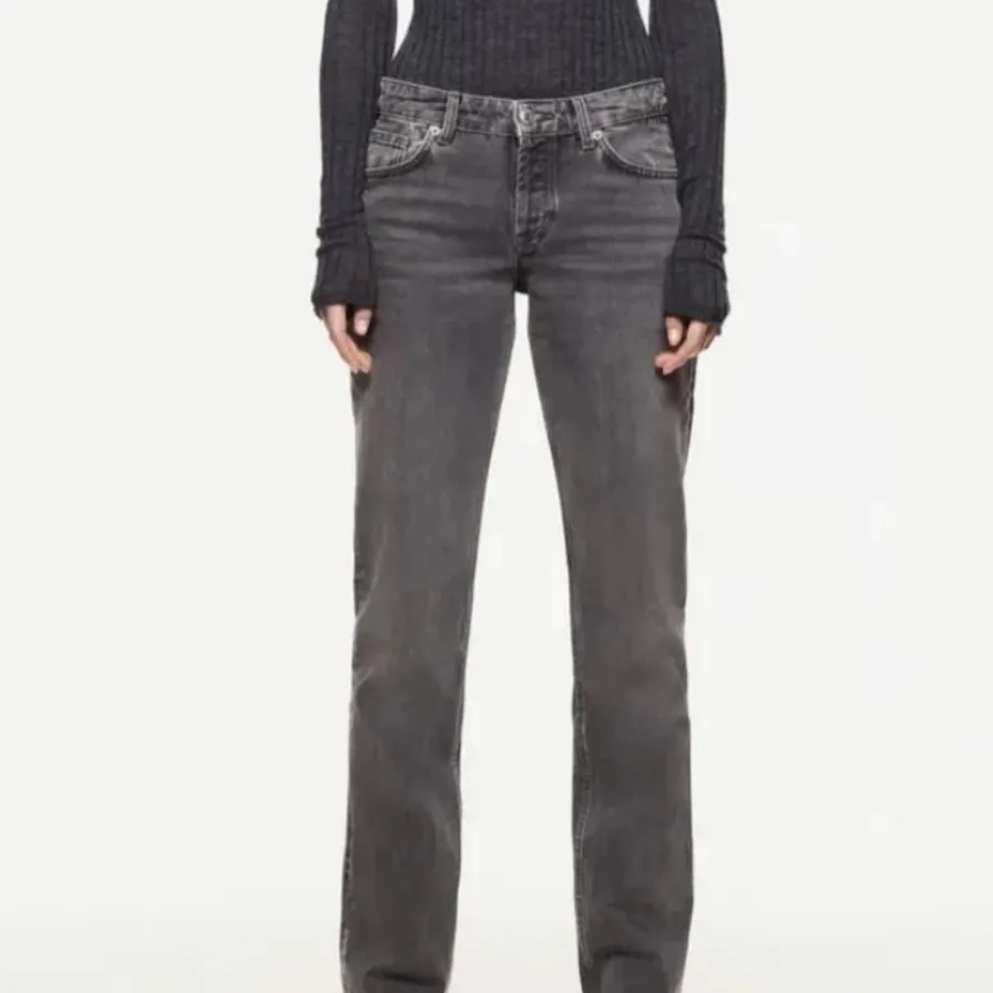 Dessa slutsålda populära zara jeans, helt oanvända och orörda med prislapp kvar, har både i storlek 36 och 38, båda med prislapp kvar och orörda! BUDA, startar på 250 :) Kan mötas upp i Stockholm eller frakta(OBS, här budar ni för storlek 36, storlek 38 finns i en separat annons på min sida). Jeans & Byxor.