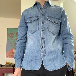  - Jeansskjorta från Ralph Lauren i fint skick.  Slim fit med lite större krage.  Översta knappen har lossnat men finns kvar så skickar med :)
