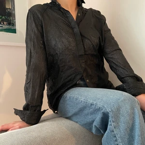 Svart skinn skjorta med små hål i sig🖤 - Så snygg skinn skjorta med små hål 🖤.                Storlek S.  Pris: 120kr, Skriv buden till mig privat eller kommentera på bilden!  Köpare står för frakten (Du bestämmer vilket paket så länge det uppfyller vikt och storleks kraven) Kan även mötas upp mellan Varberg & Göteborg  