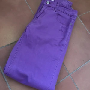 🌸 Pastell byxor 🌸 - Byxor i jättefin pastell lila färg. Kolla nästa bild för att få en rättvis färg. Nyskick. 