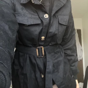 Svart skjortjacka - Superfint skick, knappt använd! Passar xs-m