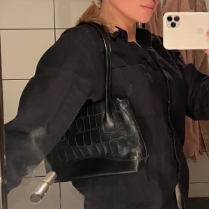 Svart väska - Superfin svart väska med mönster. Mellanstor. Frakt tillkommer (50kr)