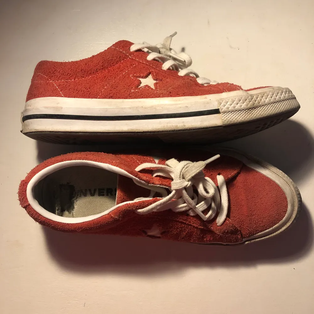 skitsnygga röda converse one stars köpte på plick för två år sedan, väl använda men ända tecknet på det är att sulan är trasig i hälen på båda skorna, men det känns inte när man har dem på sig. inte använda på ca ett år . Skor.