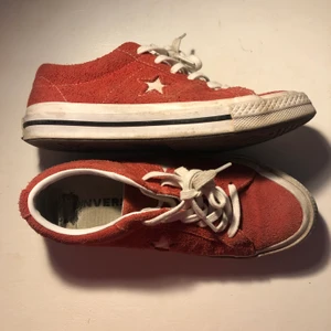 converse one star - skitsnygga röda converse one stars köpte på plick för två år sedan, väl använda men ända tecknet på det är att sulan är trasig i hälen på båda skorna, men det känns inte när man har dem på sig. inte använda på ca ett år 