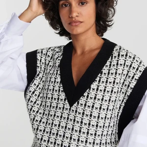 SLUTSÅLDA VÄSTEN ✨✨✨💞 - Min väst ifrån Gina tricot som jag inte använder och har även knappt använt någon gång!!! Köpt för 400 men buda💕💕💞💞