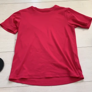 Tränings topp - I mer ”tyg” material än andra träningskläder. Sitter fint. 