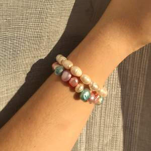 « matin d’été » 119kr ink frakt 🥥   ett handgjort sötvattenspärl-armband i vit, blå, lila och rosa 🦋  enkelt, lyxigt och såå fina färger 🐚