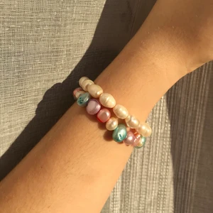 armband  - « matin d’été » 119kr ink frakt 🥥   ett handgjort sötvattenspärl-armband i vit, blå, lila och rosa 🦋  enkelt, lyxigt och såå fina färger 🐚