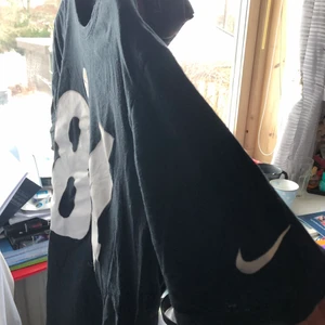 Snygg tröja - En skit cool tröja som är från beyond retro! Nypris: 300 men säljer nu för 100kr. 