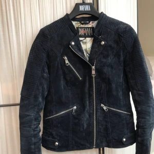 Jofama by Kenza jacka  - Mörkblå mockajacka. Perfekt till våren. Använd ca 10 gånger. 