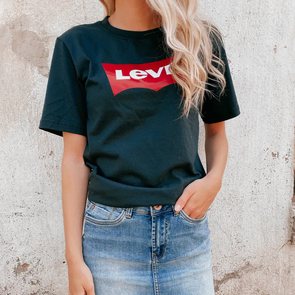 Säljer en svart Levis t-shirt i storlek 164 cm, nyskick, 100 kr + frakt . T-shirts.
