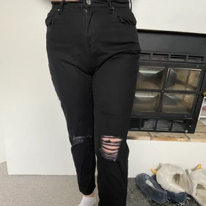 Byxor - Snygga jeans liknande byxor från boohoo i storlek EU 40 men skulle själv säga att de sitter mer som EU 38. Byxorna är i 100% bomull och inte jätte stretchiga