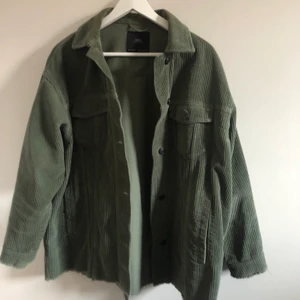 Manchester jacka  - Militärgrön manchesterjacka från Zara. I bra skick