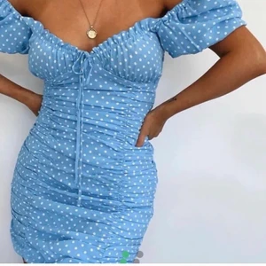 Zara klänning - Blå prickig klänning från zara, använd vid två tillfällen och därav superbra skick (fösta bilden lånad) 400kr nypris, frakt tillkommer☺️ skriv bud i kommentarerna, avslutas onsdag kväll 20.00