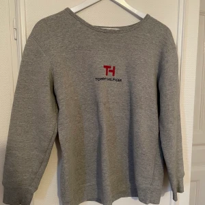 Tommy hilfiger sweatshirt - Grå vintage tommy hilfiger tröja. Köpt på betonad retro. Strl M men skulle säga mer som en S beroende på hur man vill att den ska sitta. Köparen står för frakten🖤