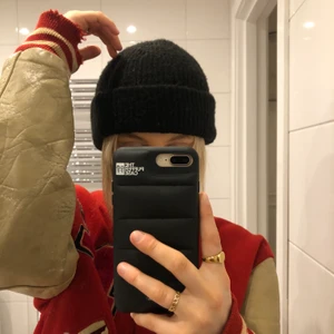 Svart mössa - Säljer min gamla svarta mössa! Är knottrig på vissa ställen men ändå helt ok! Fråga gärna om fler bilder så kan jag visa mer! Köparen står för frakten (24kr)och betalning sker via Swish! Titta gärna på mina andra annonser🤎🥺