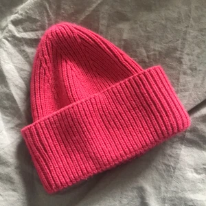 Rosa mössa - Så fin rosa mössa. Köpt här på plick men endast testad. Använd en gång av förra ägaren, så skicket är som nytt. Säljer då jag inte kände att den passade mig. Liknar lite acne mössorna. Köparen står för frakten och jag ansvarar inte för postens slarv ⭐️💕