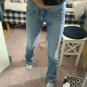 Lågmidjade jenas - säljer dessa jättefina lågmidjade jeans då dom inte kommer till användning längre. Köparen står för frakten. budgivning i kommentarerna!! startbidrag 65 kr, höj med minst 15 kr per bud :) 