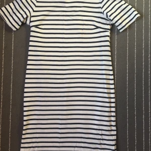 Randig klänning  - Köpt från Lindex, iprincip oanvänd, storlek S, inte tunnt material, snygg med ett bälte i midjan!!