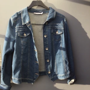 Jeansjacka  - Jeansjacka i storlek XL. Kom tyvärr aldrig till användning då jag redan har en.