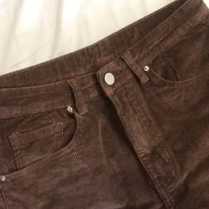 Bruna byxor - Trendiga bruna byxor i stolek M, endast testade. Inga bud behövs då jag vill bli av med det 🤎 