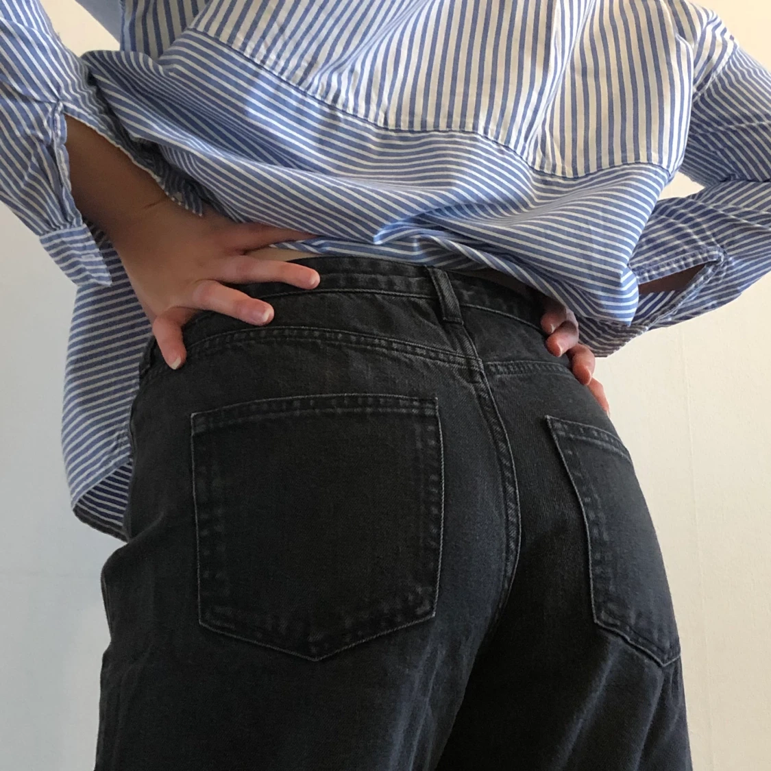 SVARTA KORTA JEANS