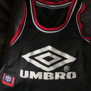 Sportig tank top från Umbro i bra skick, har bara använt den en gång 