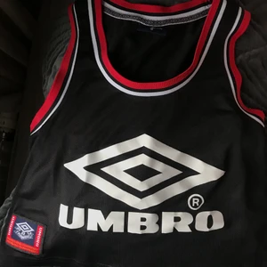 Croppad basketboll tank top - Sportig tank top från Umbro i bra skick, har bara använt den en gång 