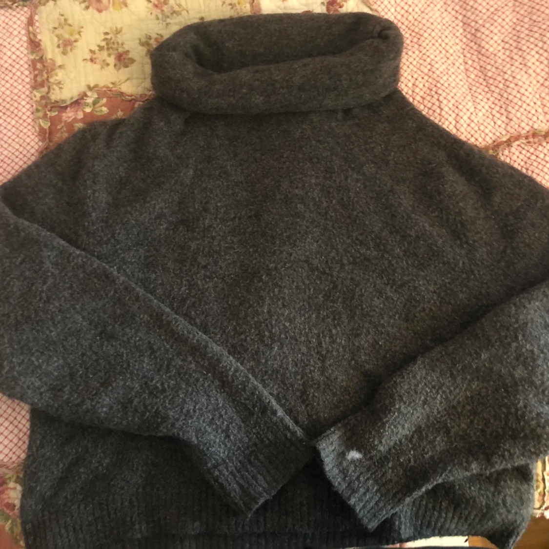 Grå stickad tröja