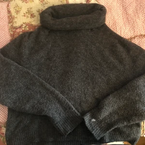 Grå stickad tröja  - Grå stickad tröja med krage