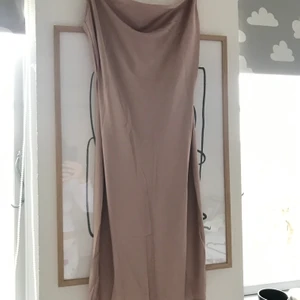 Midi/mini Satin klänning  - Superfin satinklänning i strl 36/38, aldrig använd endast prövat några gånger. Pastel rosa/gammel rosa i färgen. Justerbara band.