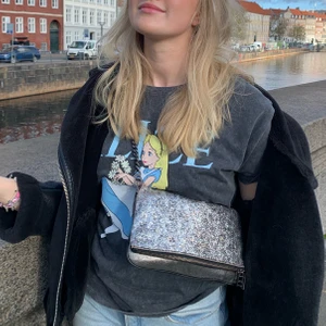 Zadig väska - Säljer denna snygga väska från Zadig & Voltaire som är slutsåld. Köpt från arkivet 💖💖 lite slitningar på den vid baksidan och kedjan men utöver det är den i bra skick. Skriv för fler bilder och buda gärna i kommentarsfältet vid flera intresserade 😇